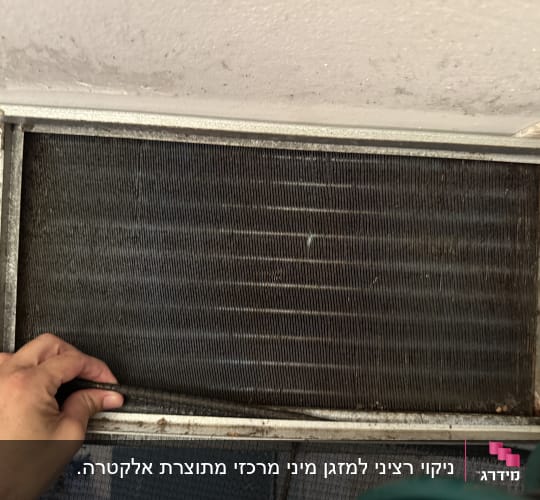 יד מחזיקה מסנן של מזגן עם לכלוך